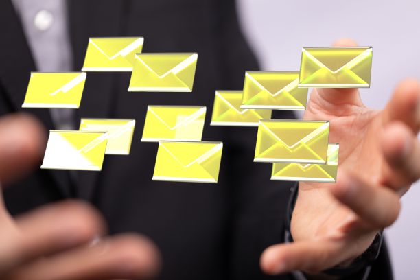 3D渲染的抽象镜头，一个男人的手触摸数字电子邮件和网络上的信息图标图片下载