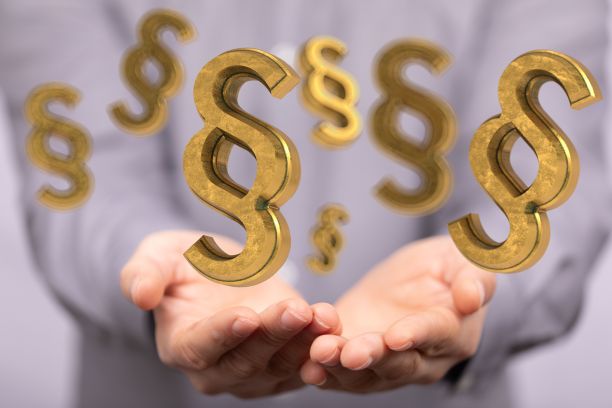 人的手与说明性的段落图标漂浮在手上。沟通的概念。图片下载