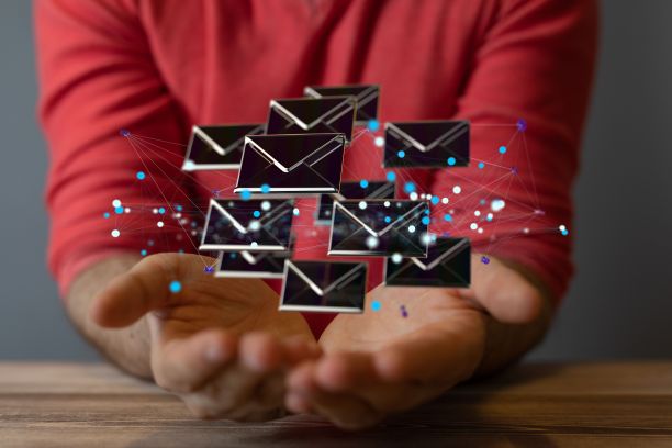 人的手与说明性的字母图标漂浮在手上。沟通的概念。图片下载