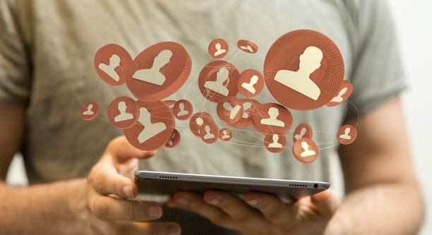 一个人在后面的3D渲染的通信网络图片下载