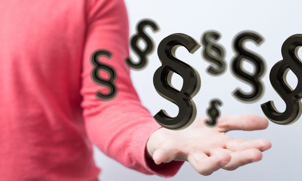 一个人的手中，阐明了一段法律是法律和正义的概念。3 d图片下载