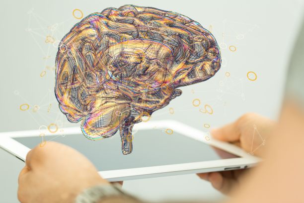 平板电脑旁的大脑特写图片下载