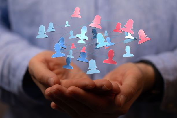 商人手在模糊背景上使用3D渲染通信网络图标图片下载