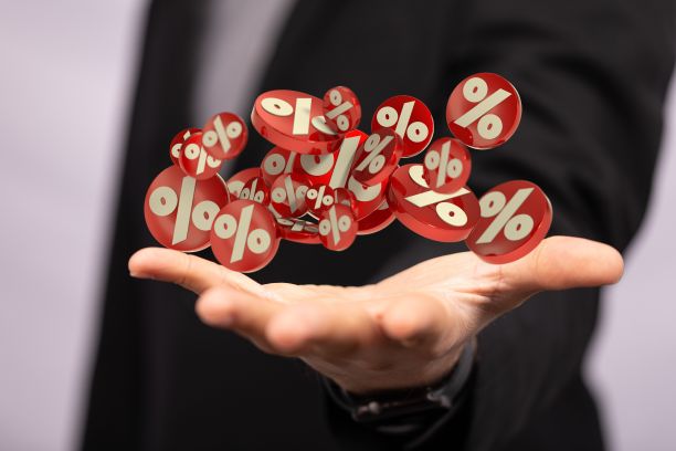 商人手模糊背景使用3D渲染百分比销售图标图片下载