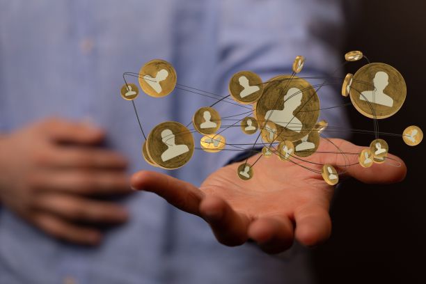 个人资料图标悬浮在一个人的手的3D渲染图片下载