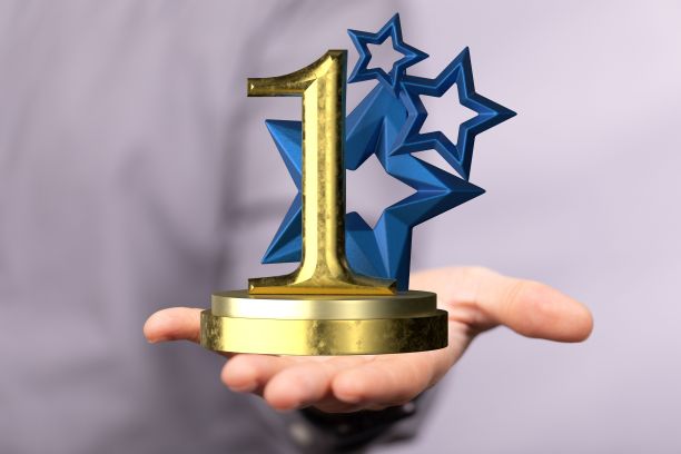 商人在手模糊背景上使用3D渲染第一处图标图片下载