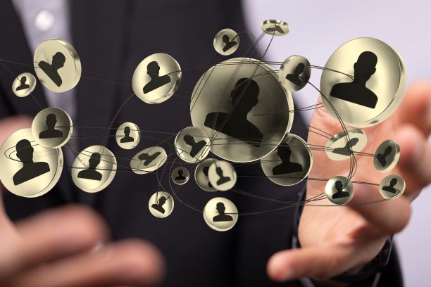 商人手在模糊背景上使用3D渲染通信网络图标图片下载