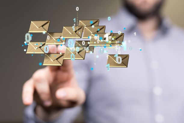 3D渲染的抽象镜头，一个男人的手触摸数字电子邮件和网络上的信息图标图片下载