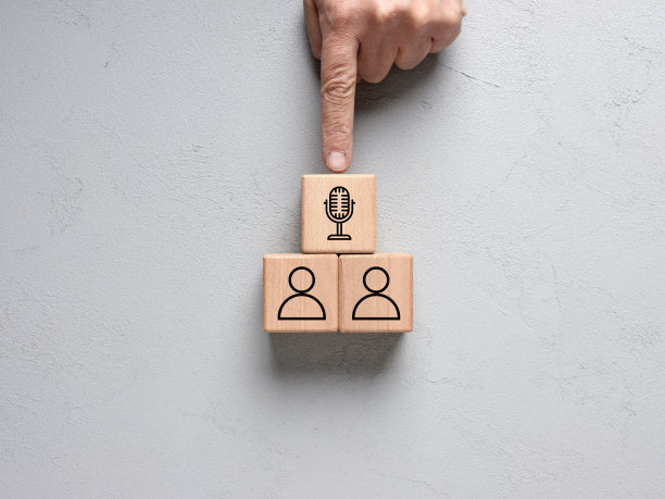 播客概念与麦克风和人物图标上的木块。图片下载