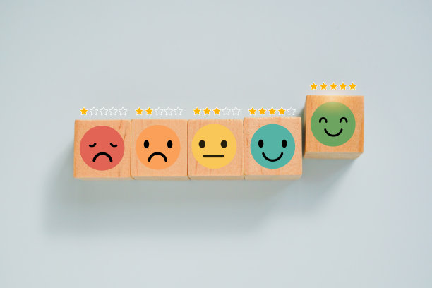 情感面木立方体块与评级星在grunge蓝色背景的评估，客户反馈，评级，性能和服务图片下载