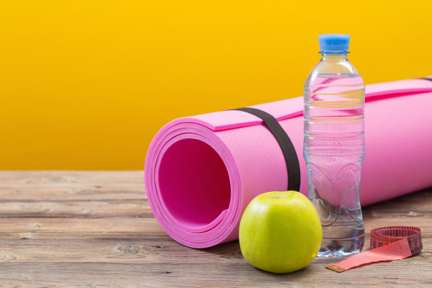 粉色木质健身垫，健康运动理念图片下载