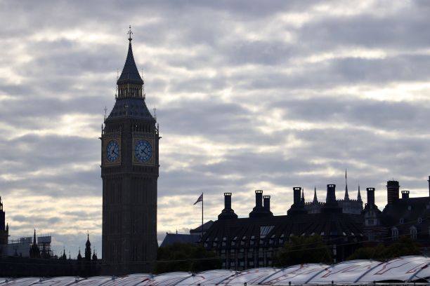 英国伦敦的大本钟，在一个晴朗的日子里，阴天下图片下载