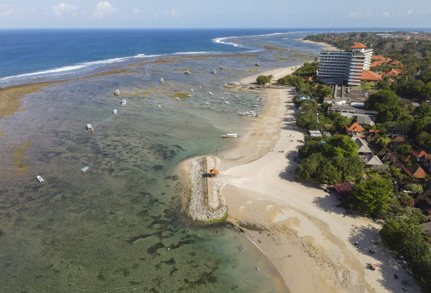 从高处看，印度尼西亚巴厘岛萨努尔海滩的美丽。图片下载