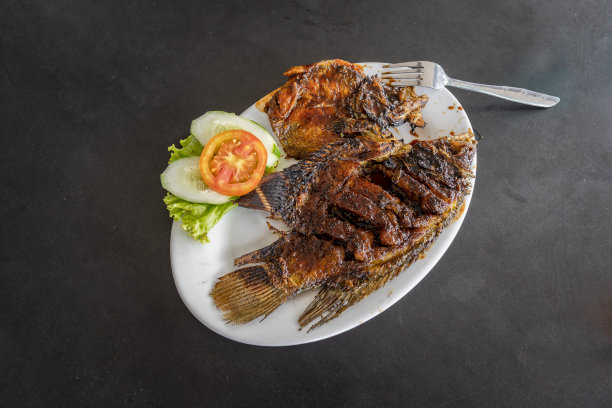 印尼典型食物烤鱼或叫伊坎巴卡图片下载