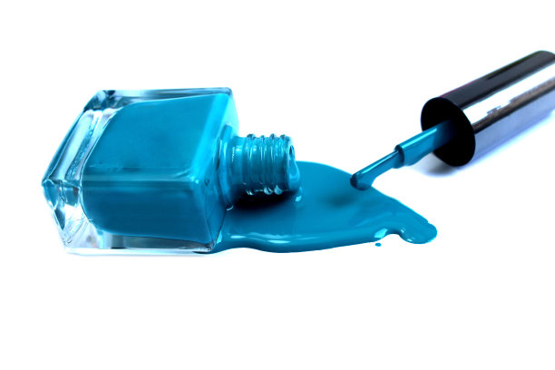 溢出和暴露的蓝色指甲油图片下载