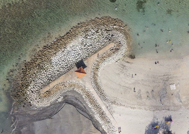 从高处看，印度尼西亚巴厘岛萨努尔海滩的美丽。图片下载