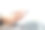 在办公室用笔记本电脑工作时，女性双手使用手机的特写图像。选择性地关注手。模糊的背景。图片下载
