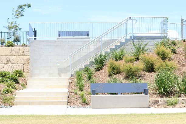 混凝土楼梯和花园长椅图片下载