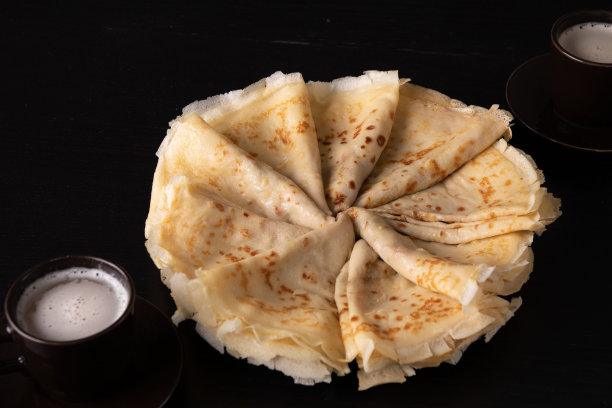 照片煎好的煎饼和两个杯子围成一圈图片下载