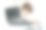 男孩坐在桌子旁，用笔记本电脑，在键盘上打字，看着屏幕。孩子做作业，玩电子游戏，学习信息技术课程。家庭远程在线教育理念。智能技术图片下载