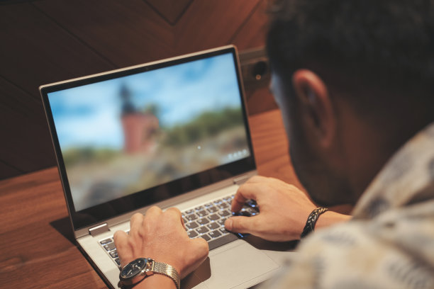 在家用笔记本电脑打字图片下载