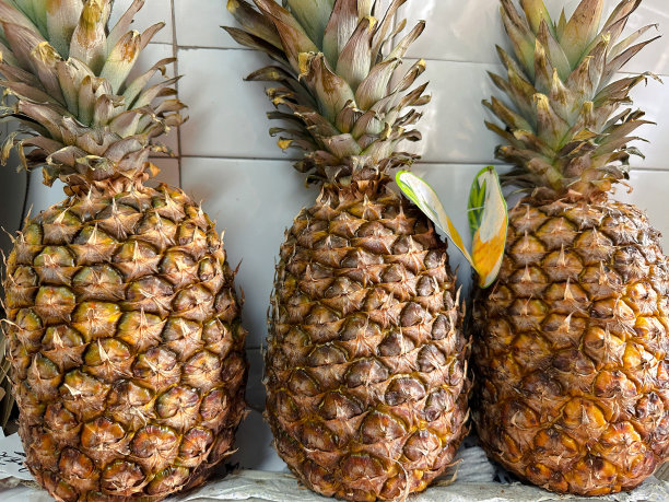 里斯本市场上的菠萝特写图片下载