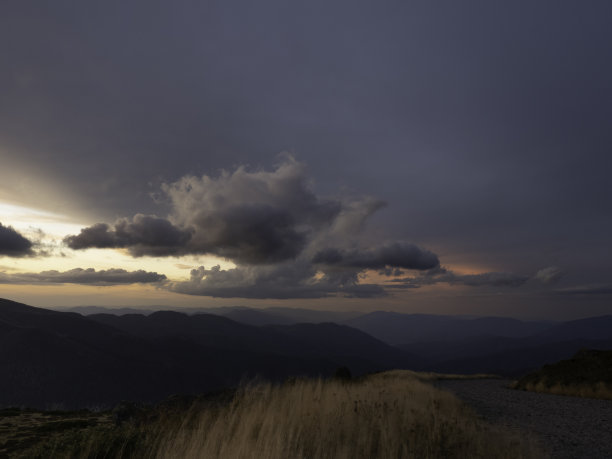 山上暴风雨般的日落图片下载