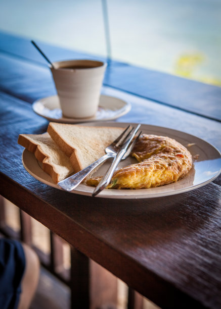 早餐有咖啡和煎蛋卷图片下载