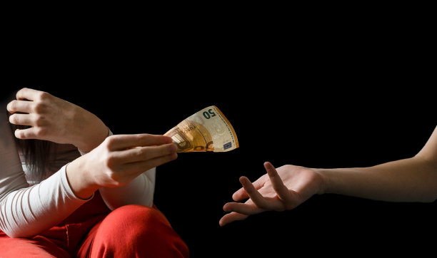 女孩在黑色背景上转账图片下载