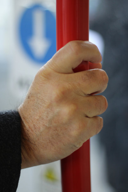 城市公交车上的老人图片下载