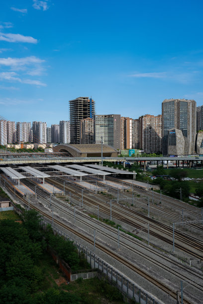 阳光明媚的现代城市图片下载