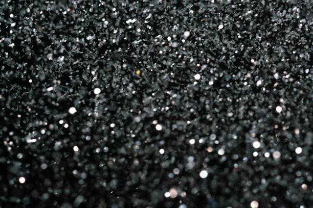 闪闪发光的谷物点缀黑色背景图片下载