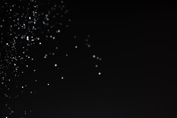 闪闪发光的谷物饰品落在黑色背景图片下载