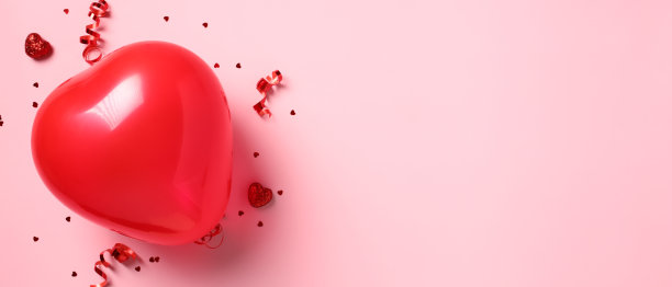 情人节快乐横幅设计，标题模板。红色心形气球，粉红色背景上有派对彩带和五彩纸屑。带有复制空间的俯视图。图片下载