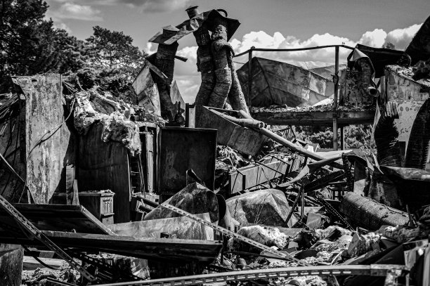 被烧毁的餐厅大楼的残骸图片下载