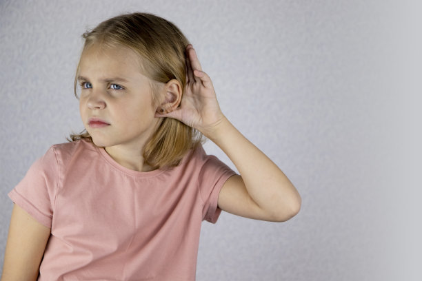 一个小金发女孩的肖像，她的手掌到她的耳朵，她想听到或偷听什么图片下载
