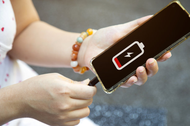 靠近一个女人的手充电她的手机充电图标图片下载