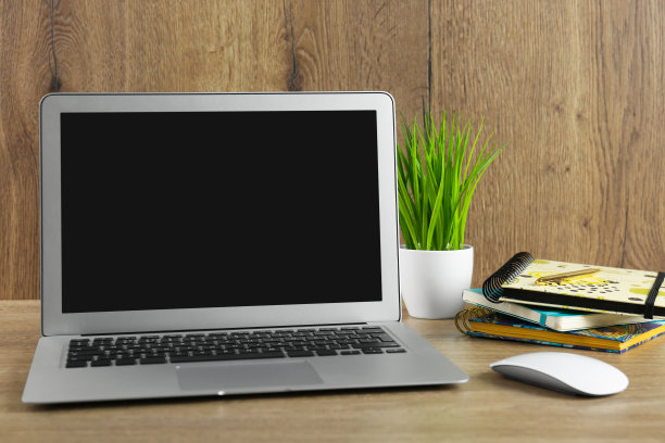 现代笔记本电脑和办公用品的木桌。远程学习图片下载