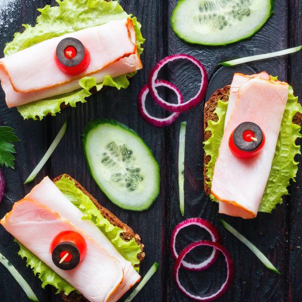 黑色背景的生菜肉三明治图片下载