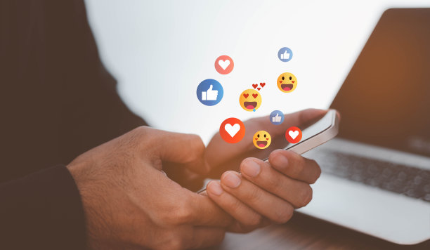 人用手机复制空间，社交媒体概念图片下载