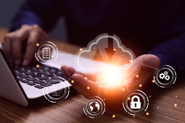 男子使用笔记本电脑与云计算图表显示在手。云技术。数据存储。联网和互联网服务理念图片下载