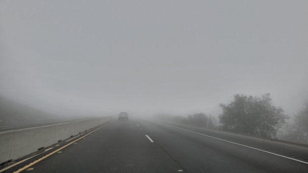 路上大雾弥漫图片下载