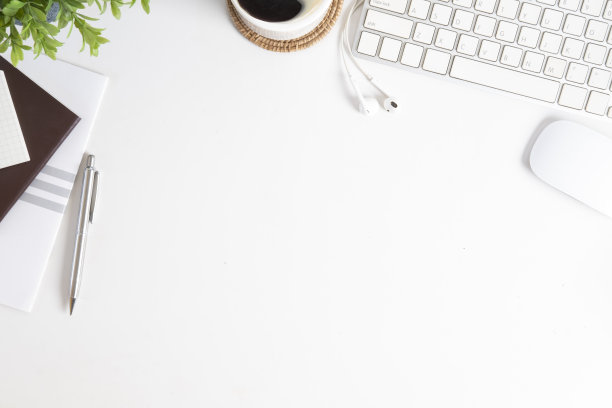 白色办公桌，键盘，盆栽，咖啡杯和供应商。带有复制空间的俯视图。图片下载