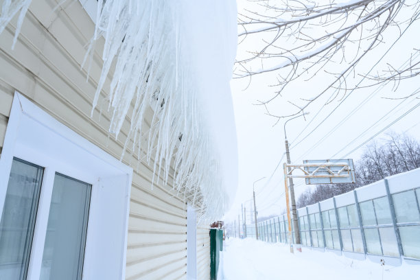 屋顶上的冰柱特写。图片下载
