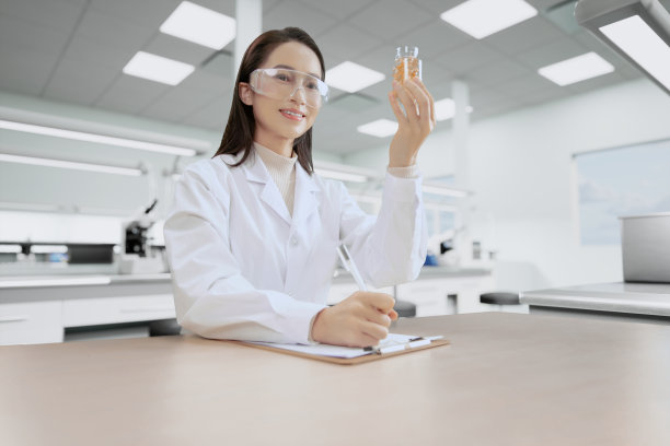 医生坐在桌前给病人开处方图片下载