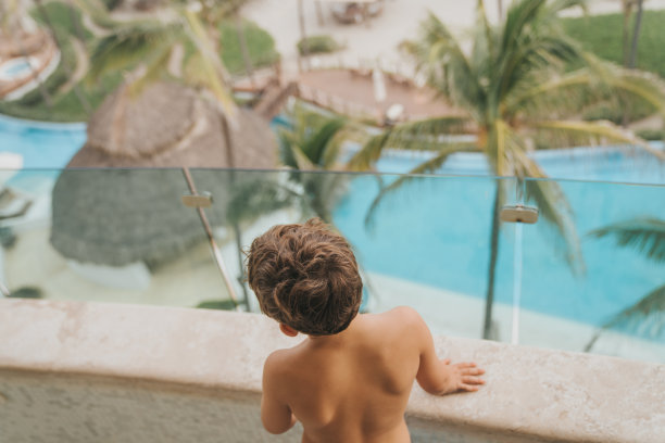 孩子们在空游泳池玩耍图片下载