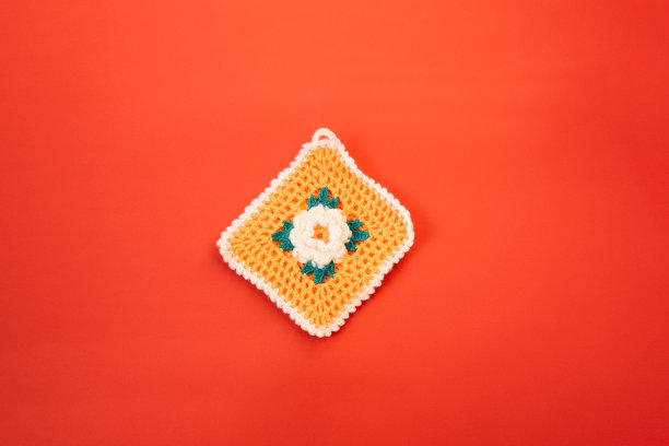 钩针壶在红色背景图片下载