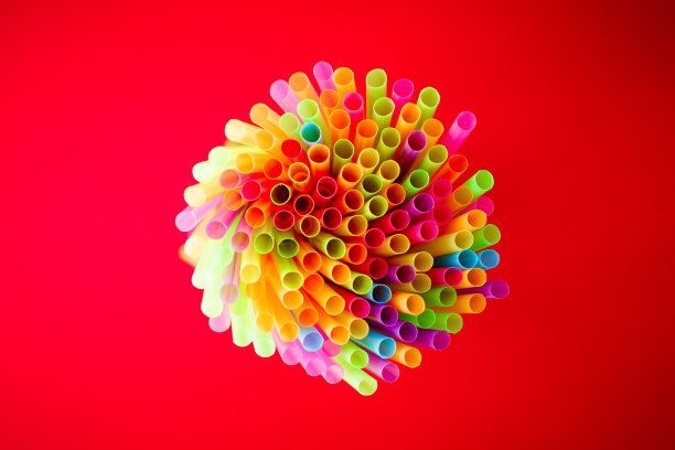 红色背景的多色吸管图片下载