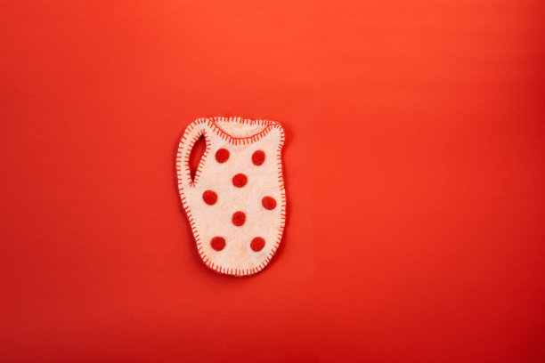 红色背景上有漂亮的凹坑图片下载