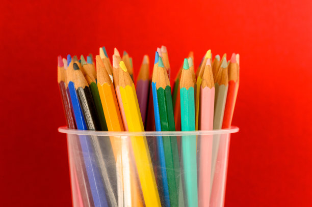 彩色铅笔在铅笔托盘上的红色背景。图片下载